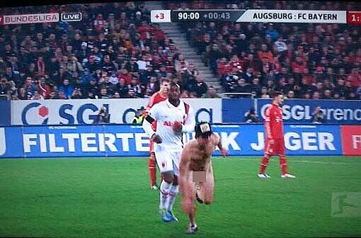 Beim Bundesliga-Derby zwischen dem FC Augsburg und dem FC Bayern München (1:2) hat am Sonntagabend ein Flitzer in der Nachspielzeit für Aufsehen gesorgt - die Bilder.