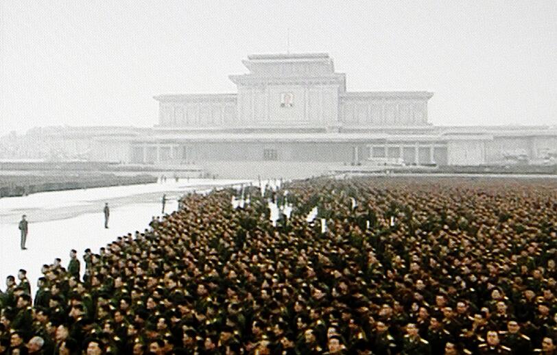 Kim war nach offizieller Darstellung am 17. Dezember an den Folgen eines Herzinfarkts gestorben. Er hatte das abgeschottete kommunistische Land 17 Jahre lang mit eiserner Faust regiert. Unter seiner Herrschaft starben nach Schätzungen Hunderttausende von Nordkoreanern vor Hunger.