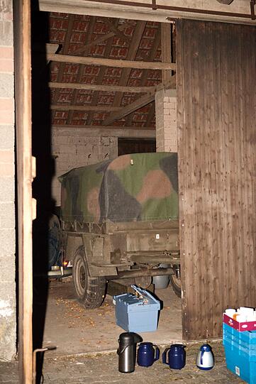 Ein Jeep steht in Becherbach bei Bad Kreuznach vor der Scheune, in der Sprengstoff, Waffen- und Munition gefunden wurde (Foto vom 21.01.11).