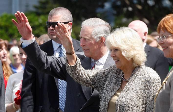 Wird Camilla Königin, wenn Charles König wird?
Wie wir bereits zu ihrer Hochzeit im April 2005 erklärt haben, ist es beabsichtigt, dass die Herzogin als "Her Royal Highness" betitelt wird, wenn der Prinz von Wales den Thron besteigt.
