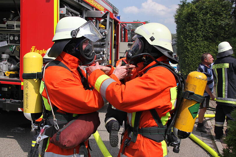Rauchschwaden in Eiselfing: Ein Wohnhaus steht in Flammen.