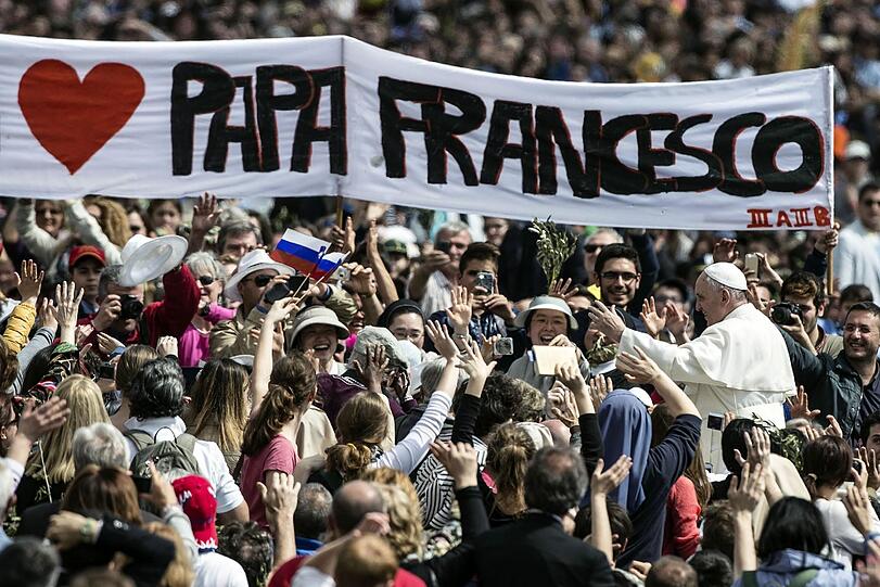 Papst Franziskus begrüßt die glübigen zur Palmsonntagsmesse auf dem Petersplatz.