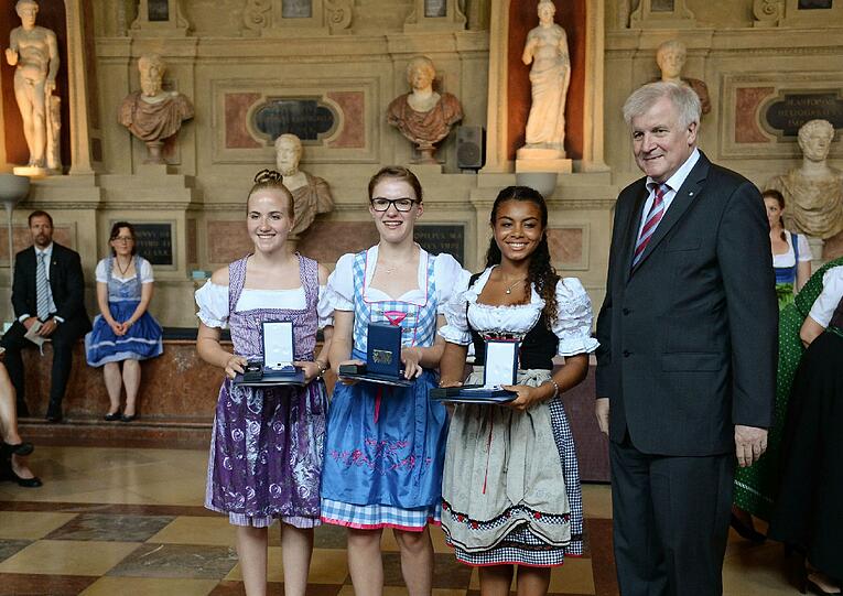 Laetitia Colacicco (l-r), Eva Hertinger und Lisa Müller aus Haßfurt im Landkreis Haßberge werden am 17.07.2015 in der Residenz in München (Bayern) vom bayerischen Ministerpräsidenten Horst Seehofer mit der Christophorus-Medaille ausgezeichnet. Sie hatten ein dreijähriges Kind vor dem Ertrinken gerettet