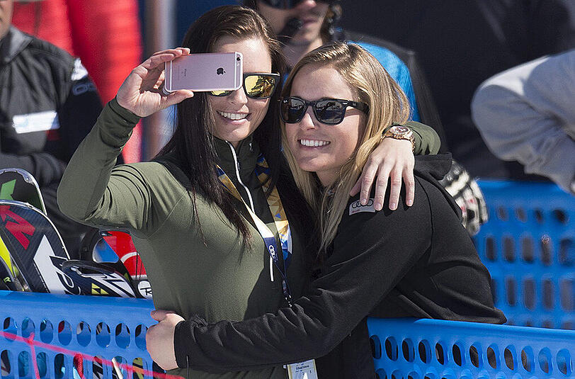 Skistar Anna Fenninger - jetzt Veith - will nach ihrer schweren Verletzung vor einem Jahr baldmöglichst wieder Weltcup-Rennen fahren. Hier mit der Schweizer Kollegin Lara Gut (rechts).