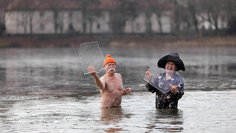 Die "Berliner Seehunde" beim Neujahrsschwimmen im Orankesee.