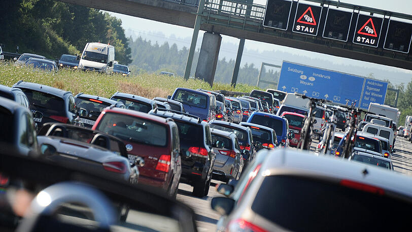 Stau auf der Autobahn A8 bei Holzkirchen.