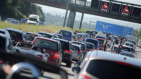 Stau auf der Autobahn A8 bei Holzkirchen.