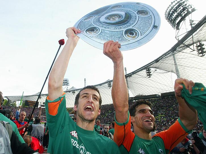 Bremer Feiertag: Nach einem 3:1 beim FC Bayern wird Werder am 8. Mai 2004 Meister. Johan Micoud (l.) und Paul Stalteri jubeln.