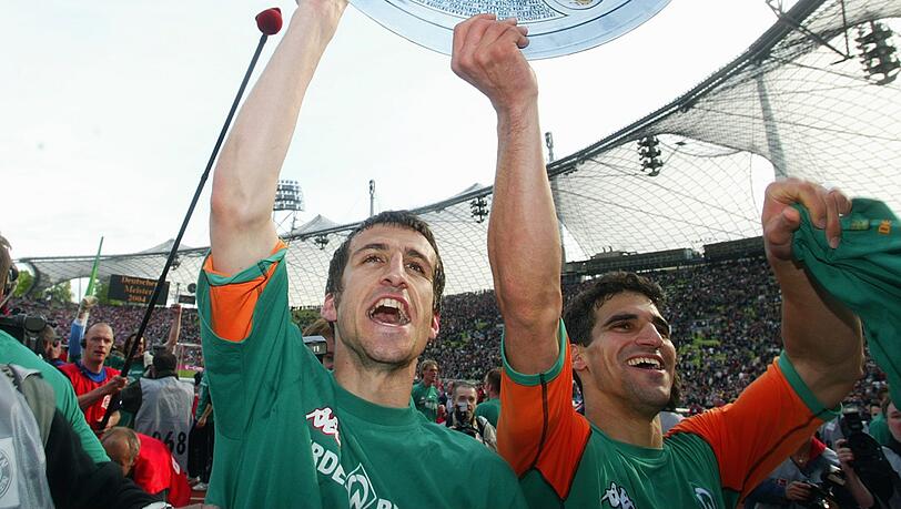 Bremer Feiertag: Nach einem 3:1 beim FC Bayern wird Werder am 8. Mai 2004 Meister. Johan Micoud (l.) und Paul Stalteri jubeln.