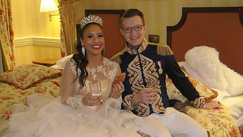 Verstehen sich bestens: Prinz Moritz II. (23) und Prinzessin Désirée I. (22) in der Suite im Bayerischen Hof, wo sie zwischen ihren Auftritten auch mal einen kleinen Snack zu sich nehmen oder Désirée ihr Make-up auffrischt.
