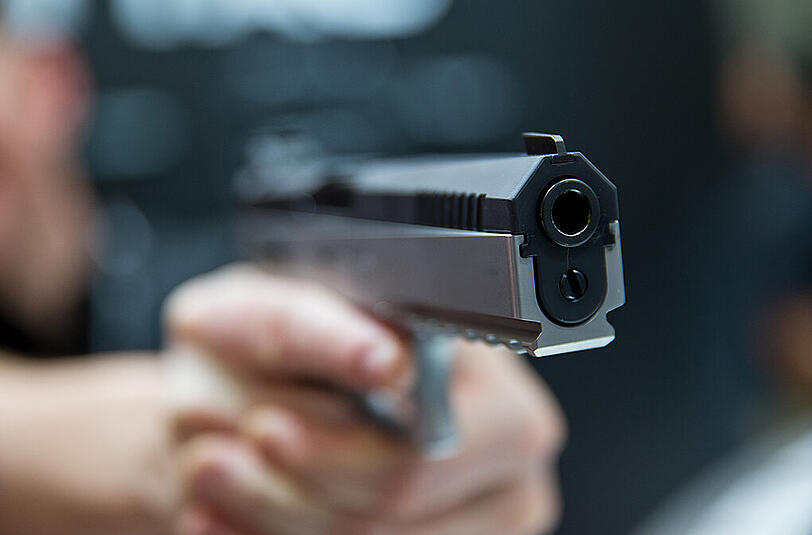 Der Täter gab vor, mit einer Pistole bewaffnet zu sein. (Symbolfoto)