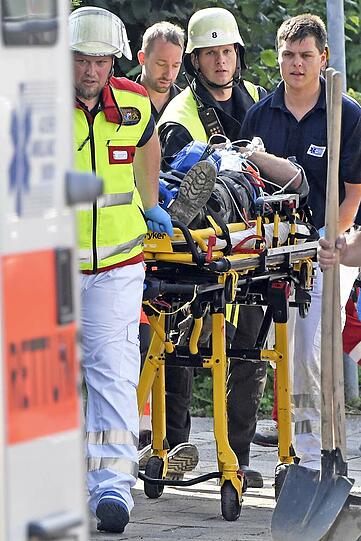 Rund zwei Dutzend Rettungskräfte halfen zusammen, um den Bauarbeiter aus der Baugrube zu befreien - die Bilder der dramatischen Rettung am Donnerstag.