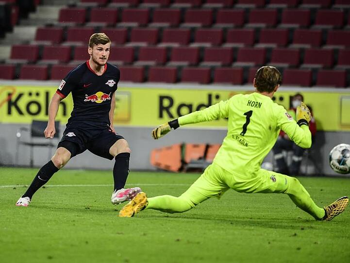 Timo Werner (l) soll vor einem Wechsel zum FC Chelsea stehen.