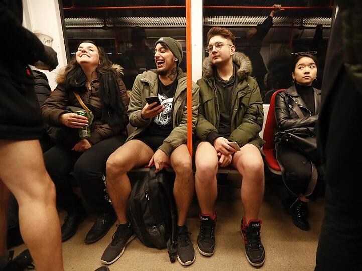 U-Bahnfahrer in Prag beim jährlichen "No Pants Subway Ride".