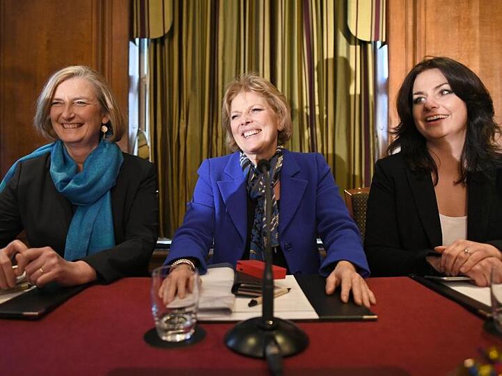 Die britischen Tory-Politikerinnen Sarah Wollaston (l-r), Anna Soubry und Heidi Allen auf einer Pressekonferenz in London.