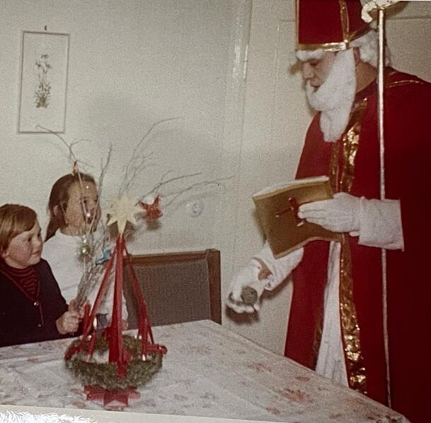 Ilse Aigner als Vierjährige (l.): Der Nikolaus droht ihr mit einem Vorhängeschloss für die Lippen, wenn sie weiterhin so viel redet. Ilse Aigner als Vierjährige (l.): Der Nikolaus droht ihr mit einem Vorhängeschloss für die Lippen, wenn sie weiterhin so viel redet.