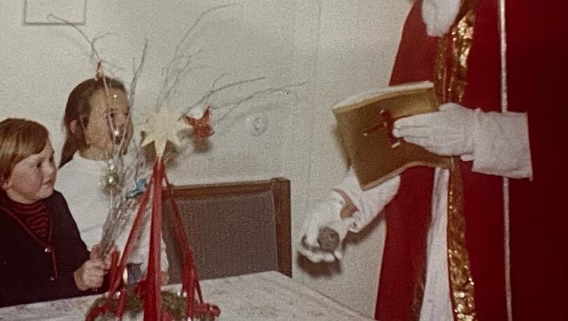 Ilse Aigner als Vierjährige (l.): Der Nikolaus droht ihr mit einem Vorhängeschloss für die Lippen, wenn sie weiterhin so viel redet.