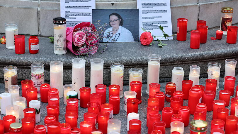 Kerzen, Blumen und ein Foto sind bei einer Gedenkveranstaltung in Erinnerung an die österreichische Ärztin in Linz zu sehen. Der Tod von Lisa-Maria Kellermayr, die zuletzt wegen Morddrohungen aus der Szene der Impfgegner ihre Praxis geschlossen hat, hat tiefe Betroffenheit ausgelöst. Kerzen, Blumen und ein Foto sind bei einer Gedenkveranstaltung in Erinnerung an die österreichische Ärztin in Linz zu sehen. Der Tod von Lisa-Maria Kellermayr, die zuletzt wegen Morddrohungen aus der Szene der Impfgegner ihre Praxis geschlossen hat, hat tiefe Betroffenheit ausgelöst.