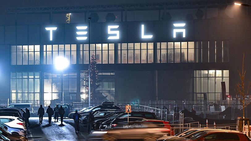 Der US-Elektroautobauer Tesla beschäftigt in seiner Fabrik in Grünheide bei Berlin mehr als 10.000 Mitarbeiter.