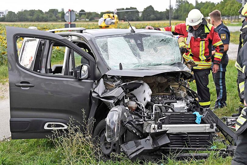 Die Fahrerin des  Citroen musste mit schwerem Gerät aus Wrack geborgen werden.