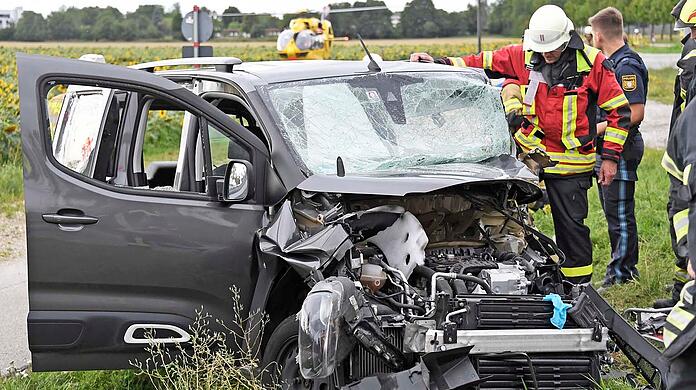 Die Fahrerin des  Citroen musste mit schwerem Gerät aus Wrack geborgen werden.