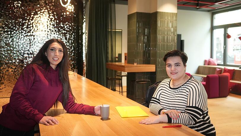 Stadtsparkassen-Mitarbeiterin Sofia Costanzino (links) macht der Studentin Mobina einen Cappuccino. Sie kam erst kürzlich in München an und hat gerade einen Girokontovertrag unterschrieben.