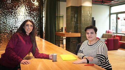 Stadtsparkassen-Mitarbeiterin Sofia Costanzino (links) macht der Studentin Mobina einen Cappuccino. Sie kam erst kürzlich in München an und hat gerade einen Girokontovertrag unterschrieben.