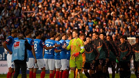 Aufsteiger gegen Rekordmeister: Holstein Kiel fordert den FC Bayern München heraus.