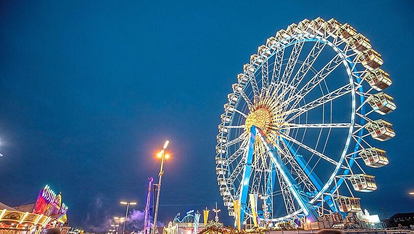Ein Blick auf das Oktoberfest zur blauen Stunde.
