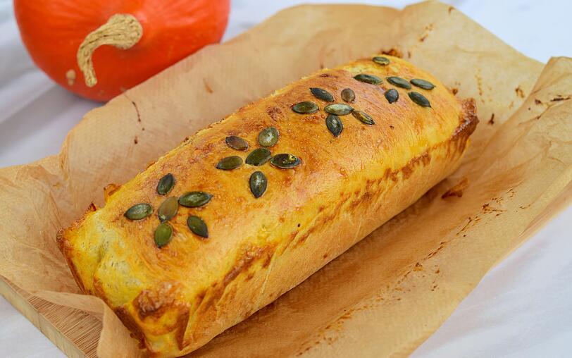 Einen Kürbis kann man auch zu Brot verarbeiten. Die Brötchen oder das Brot haben dann einen vollen Geschmack. Verfeinern Sie das Backwerk am besten noch mit ein paar Kürbiskernen. Einen Kürbis kann man auch zu Brot verarbeiten. Die Brötchen oder das Brot haben dann einen vollen Geschmack. Verfeinern Sie das Backwerk am besten noch mit ein paar Kürbiskernen.