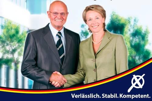 Die Bundeskanzlerin (Katja Riemann mit Karl Heinz Kruse) versucht  die rechte Partei DNS zu stoppen.
