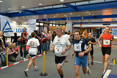 Über 300 Teilnehmer rannten bei Deutschlands wohl kuriosestem Marathon durch die LGA in der Tillystraße.