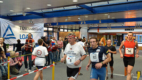 Über 300 Teilnehmer rannten bei Deutschlands wohl kuriosestem Marathon durch die LGA in der Tillystraße. Über 300 Teilnehmer rannten bei Deutschlands wohl kuriosestem Marathon durch die LGA in der Tillystraße.