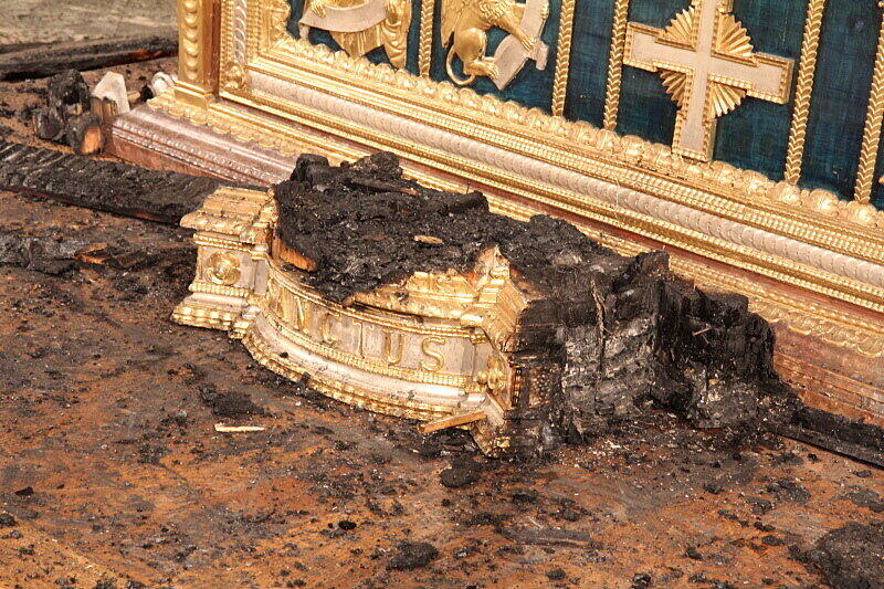 Bilder der Zerstörung. Der Altar in St. Michael brannte komplett ab.