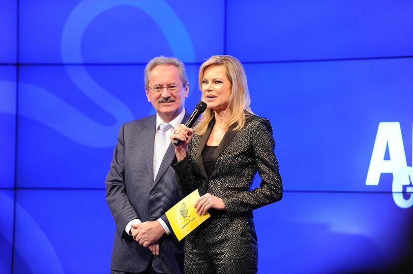 Ein Roter beim Gelben Engel: OB Christian Ude (SPD) neben Nina Ruge.