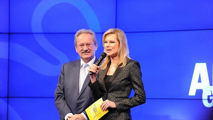 Ein Roter beim Gelben Engel: OB Christian Ude (SPD) neben Nina Ruge. Ein Roter beim Gelben Engel: OB Christian Ude (SPD) neben Nina Ruge.