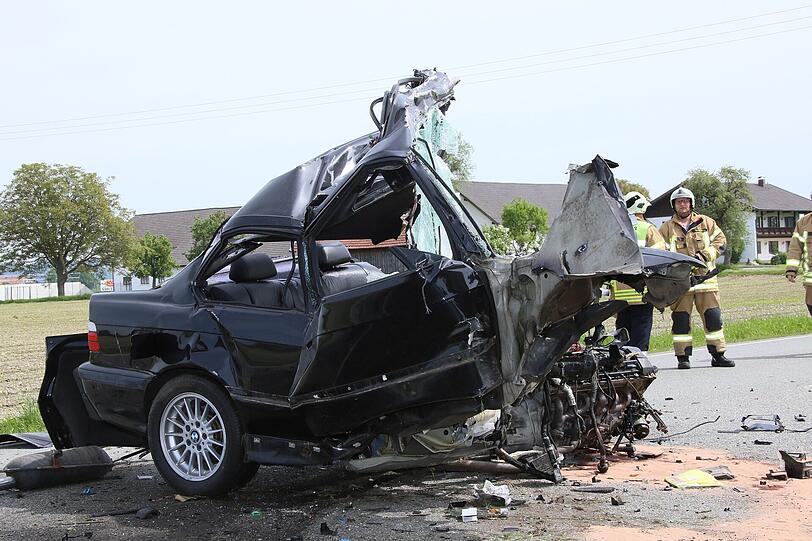 Das Auto ist vollkommen zerstört. Wieso der Fahrer mit seinem Fahrzeug gegen einen Baum prallte, ist bisher noch unklar.