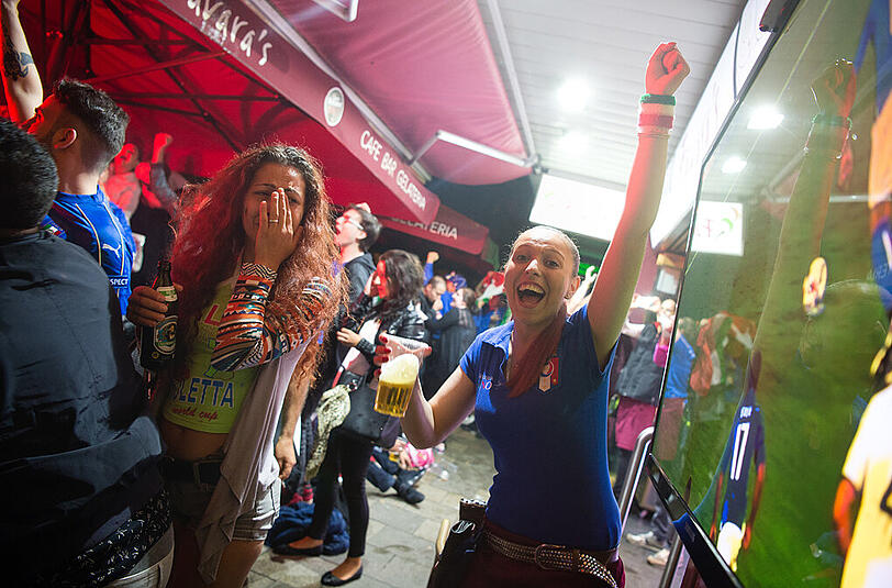 Ialienische Fußballfans, darunter Kellnerin Larissa (im Vordergrund rechts), beim Public Viewing in München.