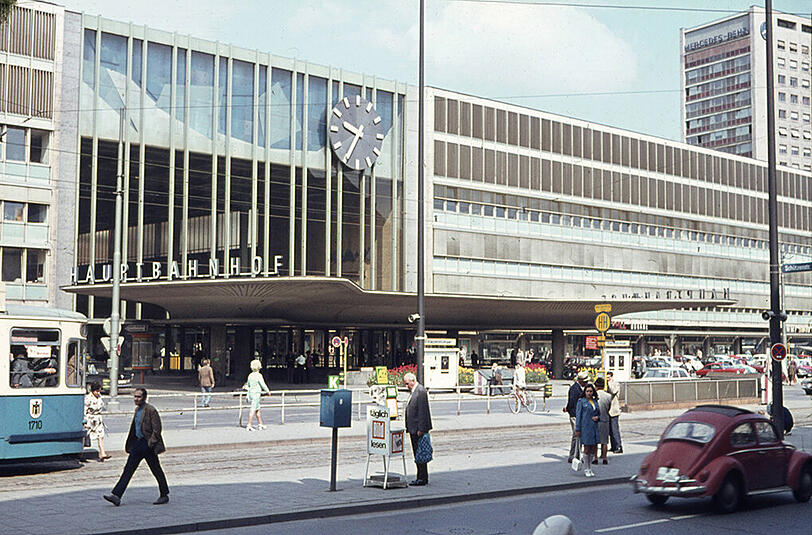 Schaut doch ganz gut aus, oder? Der noch nicht vergammelte Schwammerl mit &bdquo;Hauptbahnhof&ldquo;-Schrift, hier noch ohne störenden Aufzugs-Einbau und Radl-Verhau im Jahr 1976.