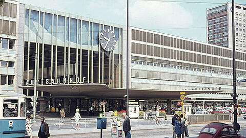 Schaut doch ganz gut aus, oder? Der noch nicht vergammelte Schwammerl mit &bdquo;Hauptbahnhof&ldquo;-Schrift, hier noch ohne störenden Aufzugs-Einbau und Radl-Verhau im Jahr 1976.
