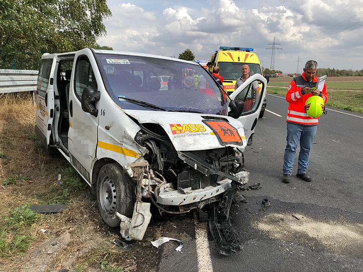 Schlimmer Unfall bei Coburg: Ein Schulbus ist dabei in den Gegenverkehr gerast - fünf Schulkinder wurden dabei schwer verletzt.