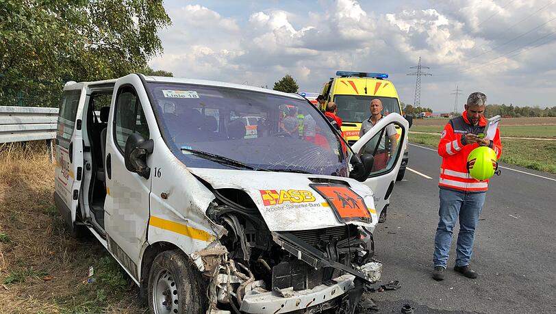 Schlimmer Unfall bei Coburg: Ein Schulbus ist dabei in den Gegenverkehr gerast - fünf Schulkinder wurden dabei schwer verletzt. Schlimmer Unfall bei Coburg: Ein Schulbus ist dabei in den Gegenverkehr gerast - fünf Schulkinder wurden dabei schwer verletzt.