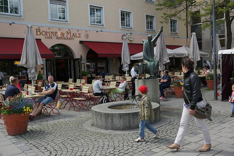 Flanieren am Rotkreuzplatz, im Hintergrund das "Bohne & Malz".