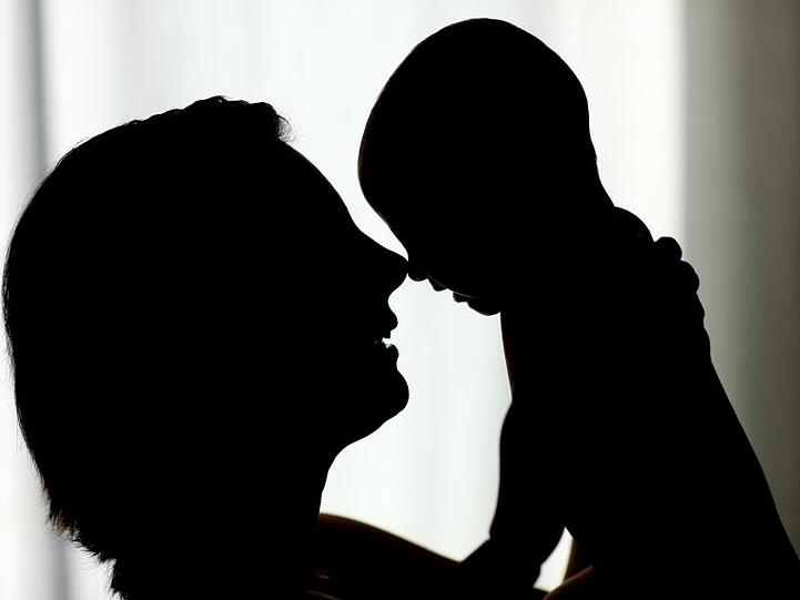 Eine Mutter mit ihrem Baby. Foto: Patrick Pleul/dpa-Zentralbild/dpa-tmn/Symbolbild