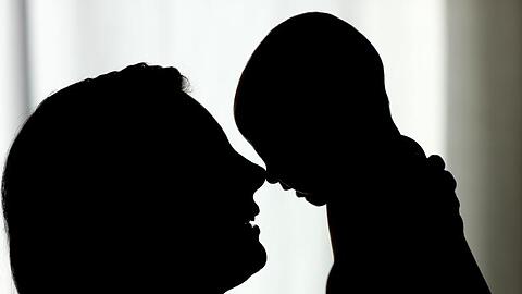 Eine Mutter mit ihrem Baby. Foto: Patrick Pleul/dpa-Zentralbild/dpa-tmn/Symbolbild