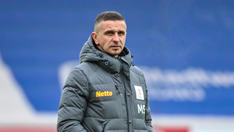 Jahn-Coach Mersad Selimbegovic steht vor Spielbeginn im Stadtion.