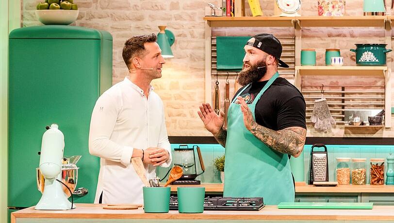 Alexander Kumptner (l.) in seiner neuen Show "Doppelt kocht besser".