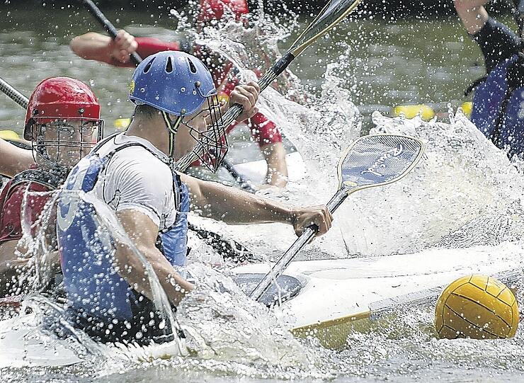 Wilde Männer in ihren kippeligenKisten: Beim Kanupolo, eine Mischung aus Handball und Paddeln, wird am Wochende auf dem Dutzendteich viel Wasser aufgewirbelt. Es geht um die Süddeutsche Meisterschaft.