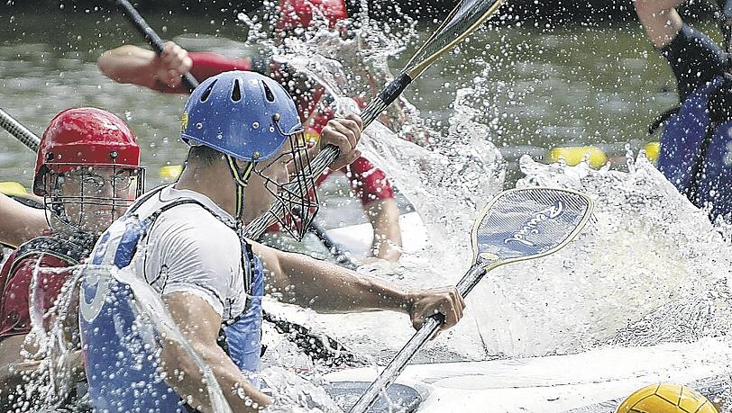 Wilde Männer in ihren kippeligenKisten: Beim Kanupolo, eine Mischung aus Handball und Paddeln, wird am Wochende auf dem Dutzendteich viel Wasser aufgewirbelt. Es geht um die Süddeutsche Meisterschaft. Wilde Männer in ihren kippeligenKisten: Beim Kanupolo, eine Mischung aus Handball und Paddeln, wird am Wochende auf dem Dutzendteich viel Wasser aufgewirbelt. Es geht um die Süddeutsche Meisterschaft.