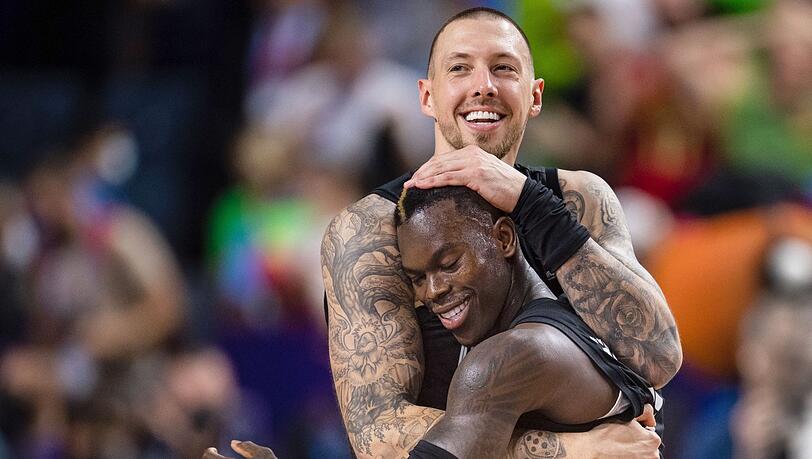 Die deutschen Basketballer um Dennis Schröder (r) und Daniel Theis begeisterten.